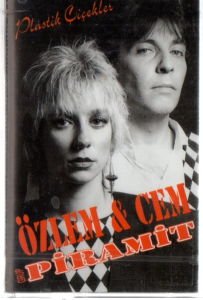 ÖZLEM & CEM / GRUP PİRAMİT - PLASTİK ÇİÇEKLER (1993) - KASET AMBALAJINDA SIFIR