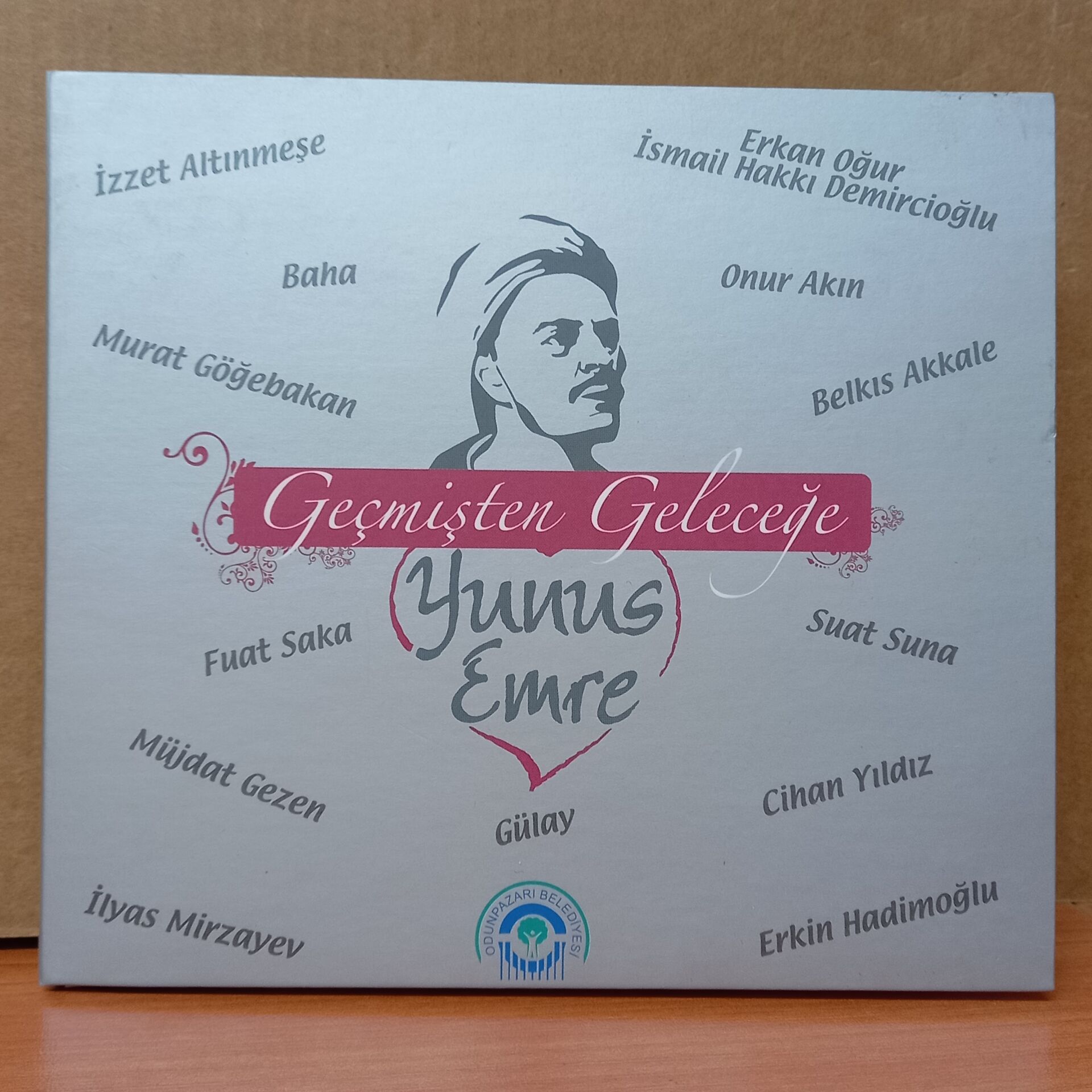 GEÇMİŞTEN GELECEĞE YUNUS EMRE / FUAT SAKA, İZZET ALTINMEŞE, BAHA, ONUR AKIN, SUAT SUNA, GÜLAY, CİHAN YILDIZ - CD 2.EL