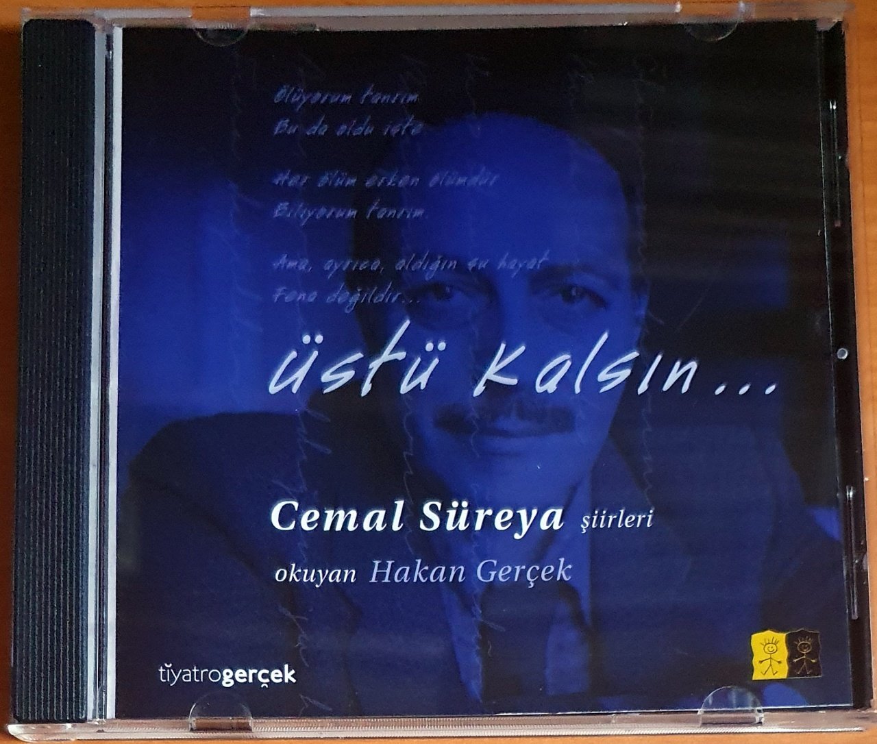 CEMAL SÜREYA ŞİİRLERİ / ÜSTÜ KALSIN / OKUYAN: HAKAN GERÇEK (2012) - CD İMZALI 2.EL