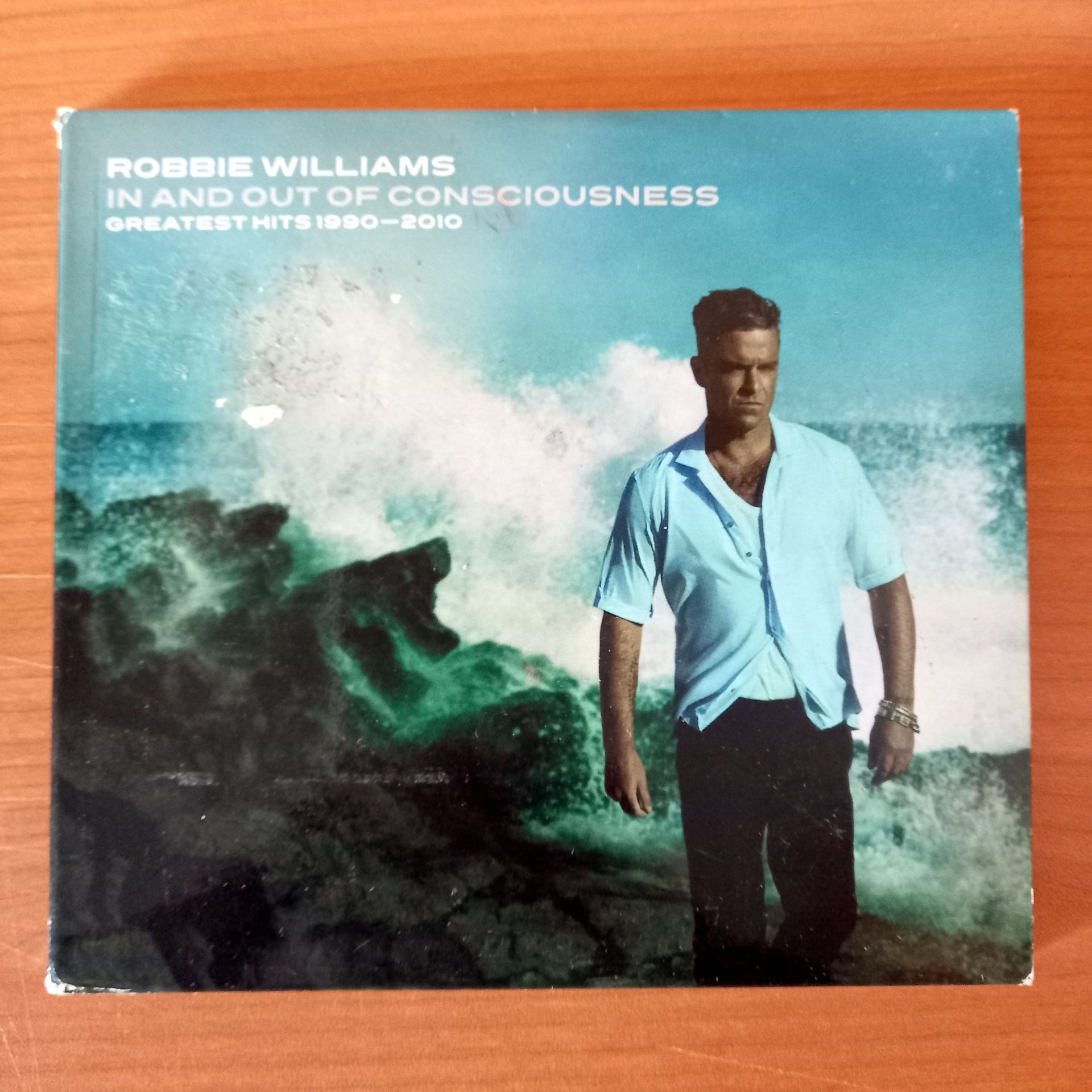 ROBBIE WILLIAMS – IN AND OUT OF CONSCIOUSNESS: GREATEST HITS 1990 - 2010 (2010) - 2CD 2.EL
