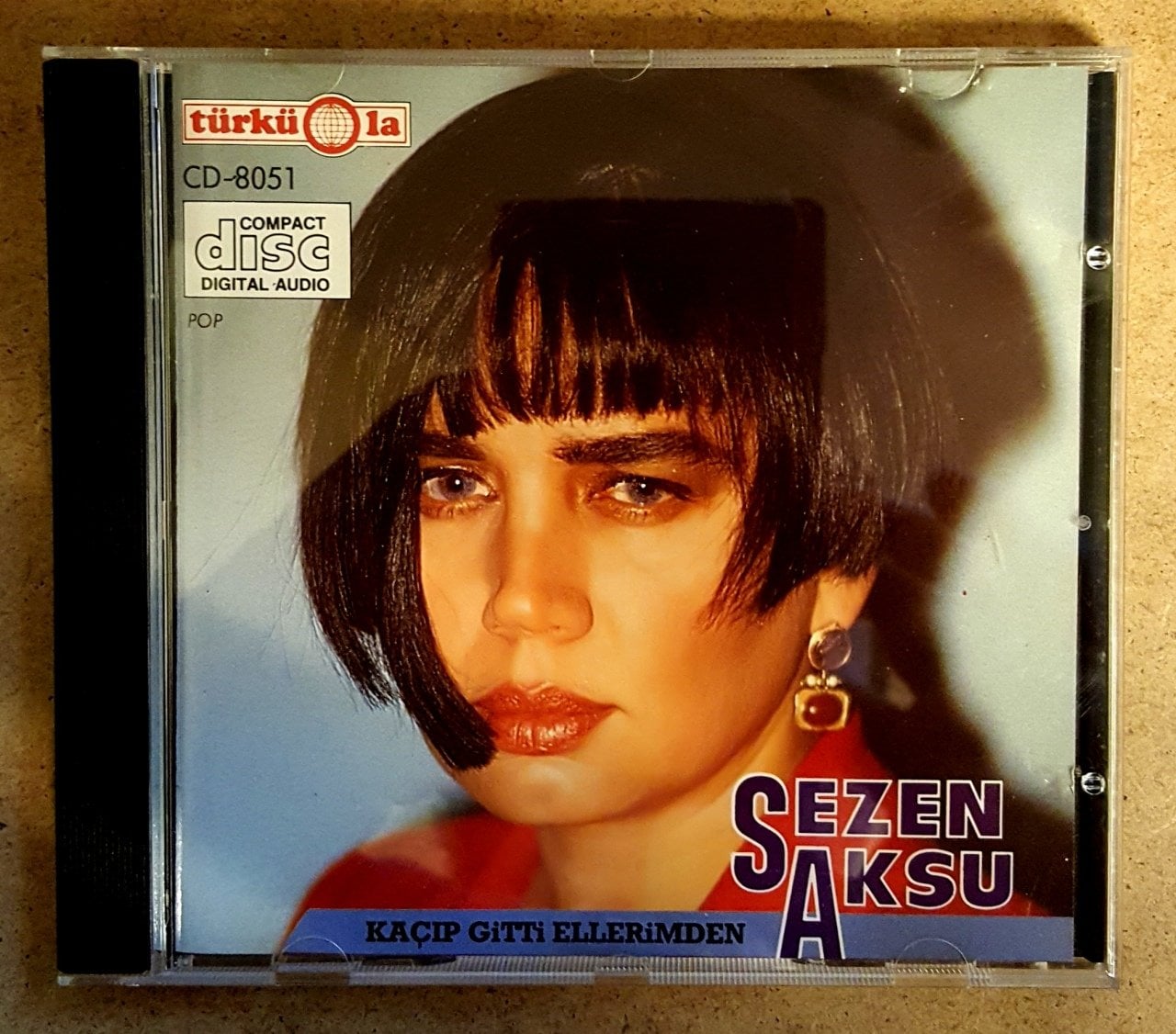SEZEN AKSU - KAÇIP GİTTİ ELLERİMDEN (1990) - CD COMPILATION TÜRKÜOLA ALMANYA BASKI 2.EL